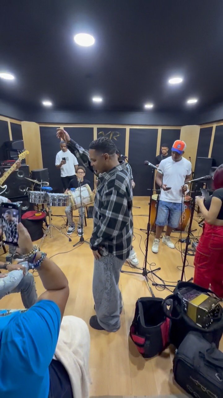Alofoke bailando en la grabación del soundtrack de La Casa de Alofoke 3 (Foto: captura del reel de Alofoke en Instagram)