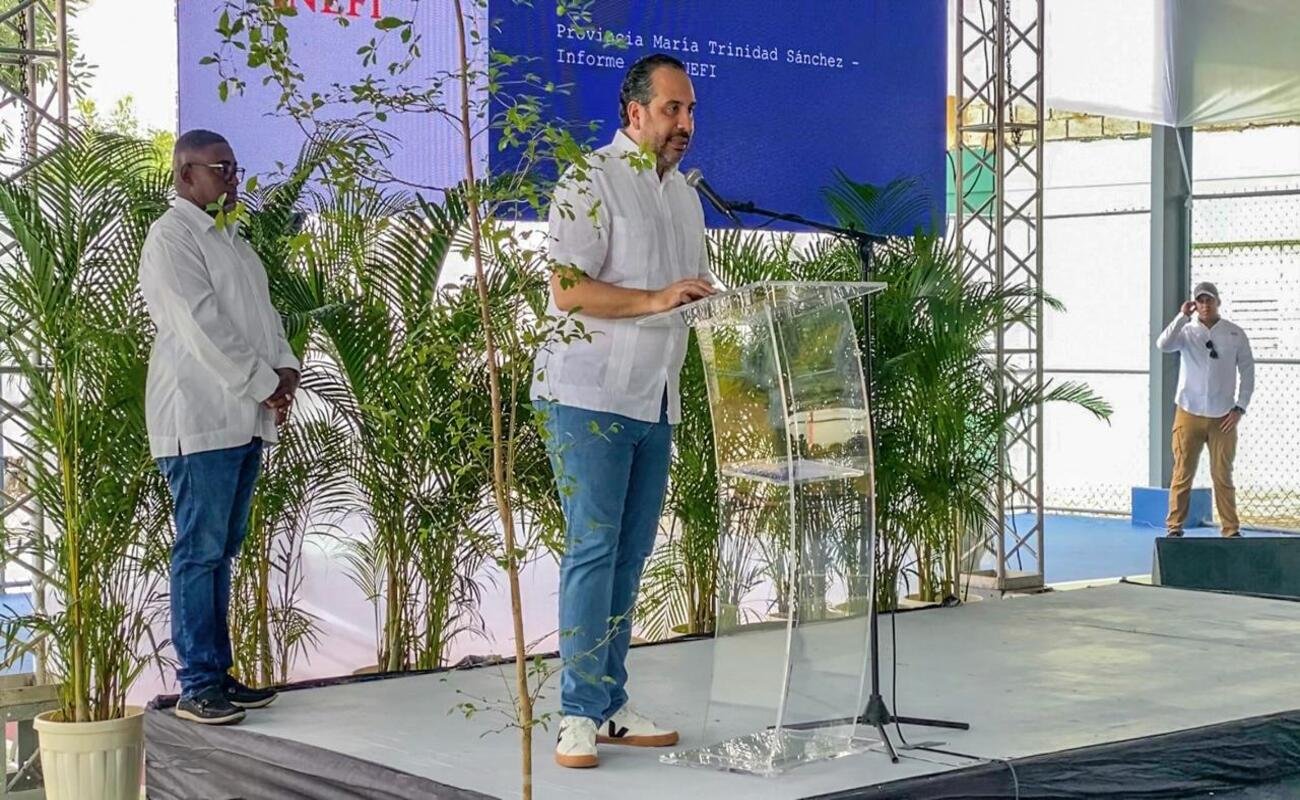 Foto de la fuente: acto del Inefi en María Trinidad Sánchez durante la entrega de las canchas remozadas