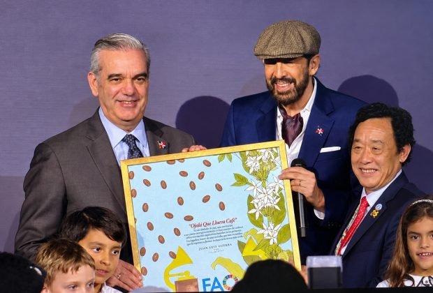 Foto de la fuente: Juan Luis Guerra recibe el homenaje de la FAO junto al presidente Luis Abinader y el director general Qu Dongyu