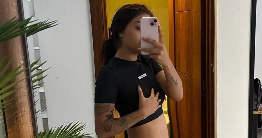Foto de la fuente: Masha se retrata frente al espejo mostrando su barriga