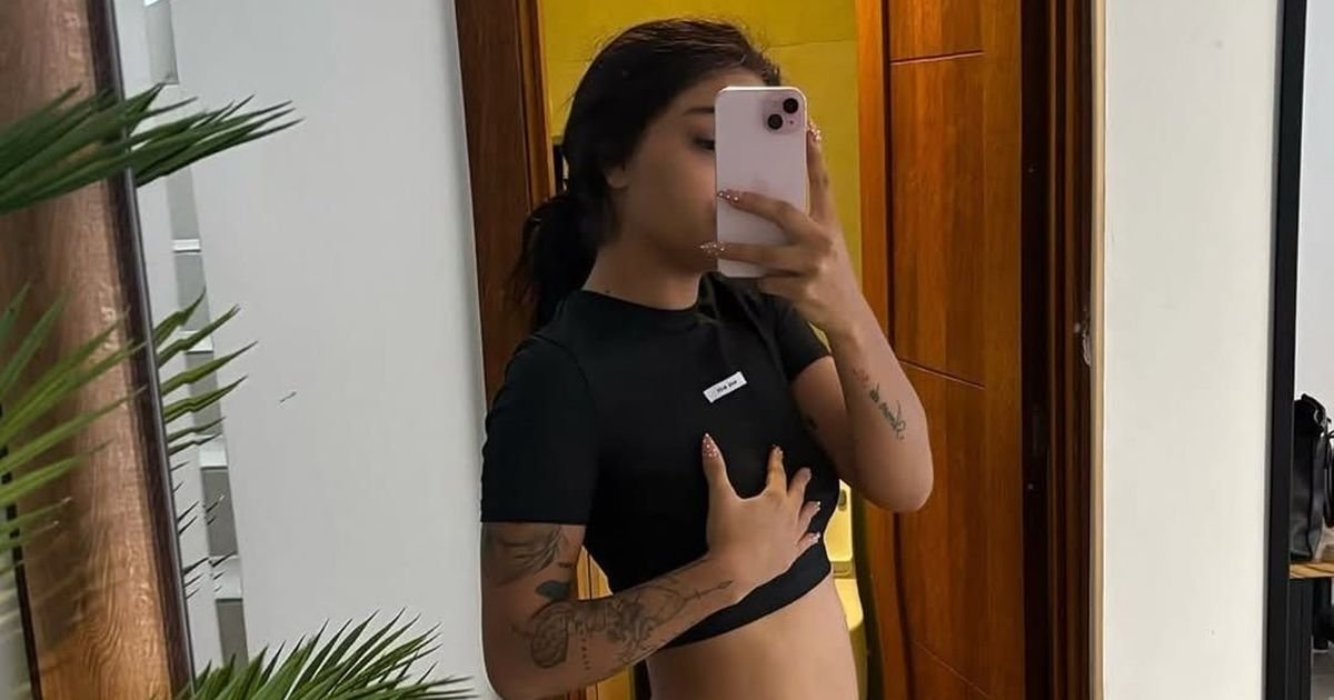 Foto de la fuente: Masha se retrata frente al espejo mostrando su barriga