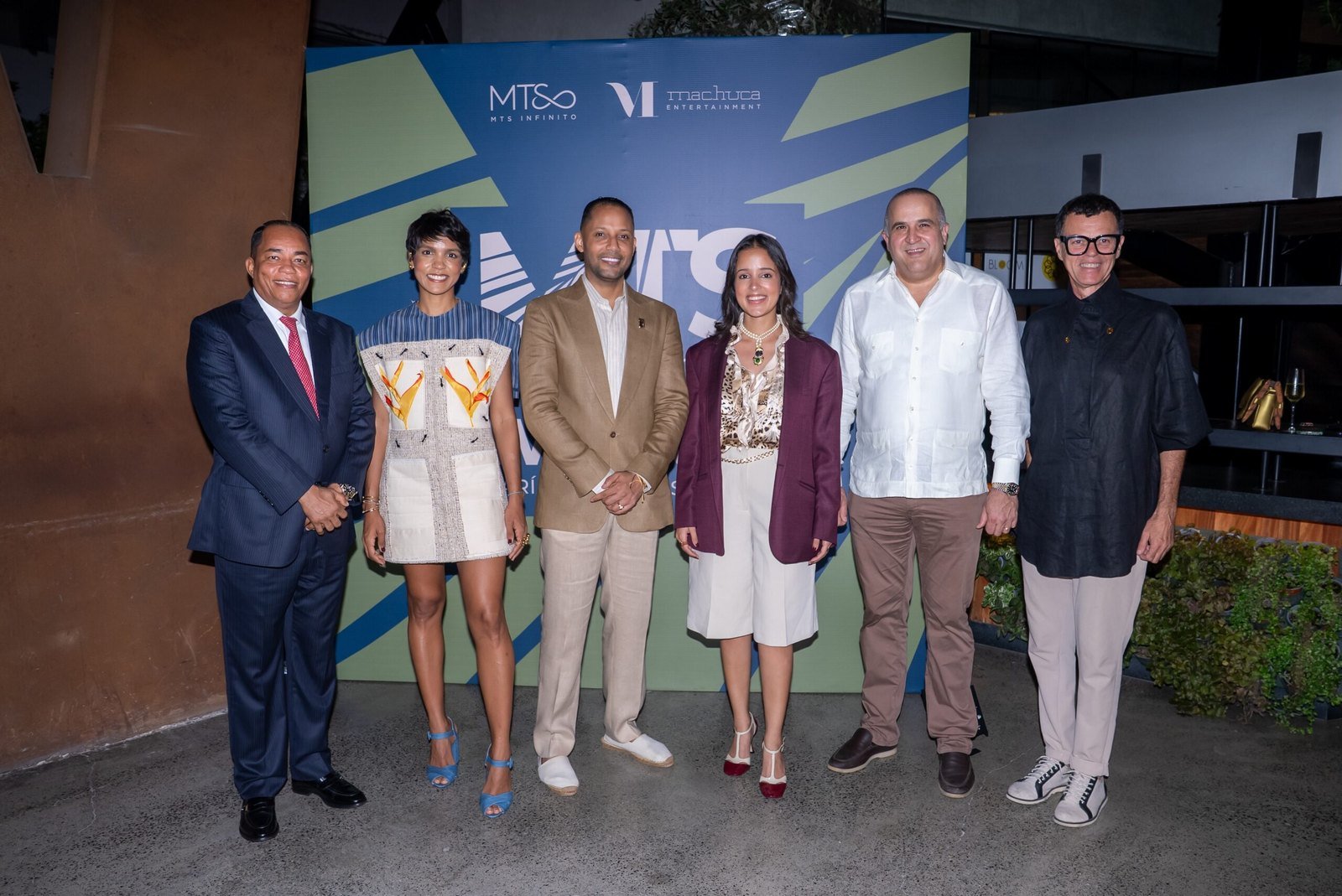 Foto de la fuente: los organizadores del María Trinidad Sánchez Fashion Week posan en la presentación del evento