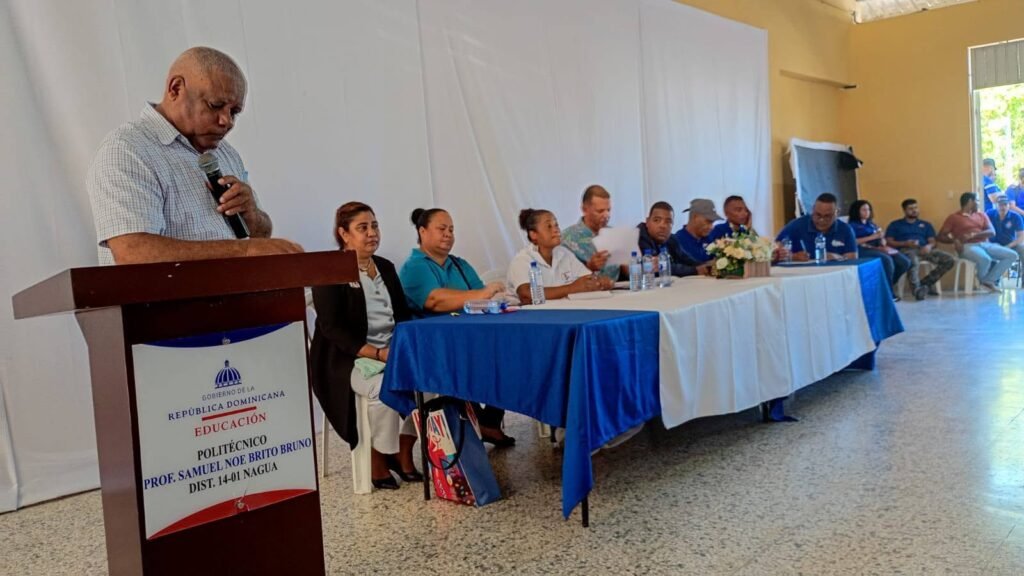 Foto de la fuente: asamblea de maestros en el Politécnico Prof. Samuel Noé Brito Bruno, Distrito 14-01 de Nagua