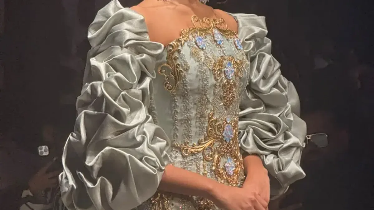 Foto de la fuente: un vestido de gala con bordados dorados y mangas de satén en la pasarela del RD Fashion Week