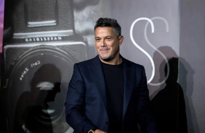 Foto de la fuente: Alejandro Sanz sonríe en un acto público, con traje oscuro